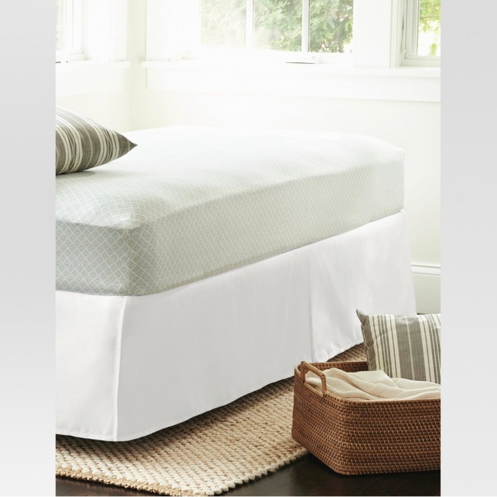 White cotton wrinkle-resistant Bed Skirt in Queen size. New. - Picture 2 of 4